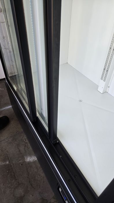 Вертикална хладилна витрина за напитки с плъзгащи врати 120х73х199 см