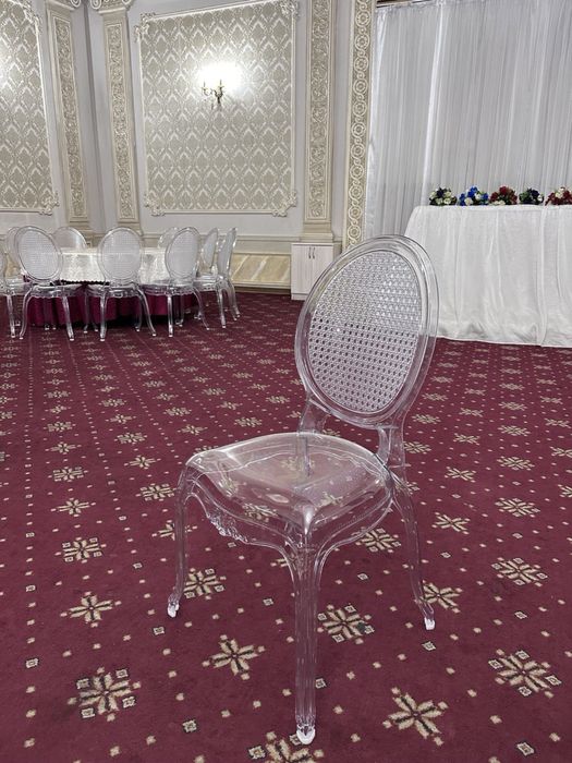 Прозрачный и элегантный стул.