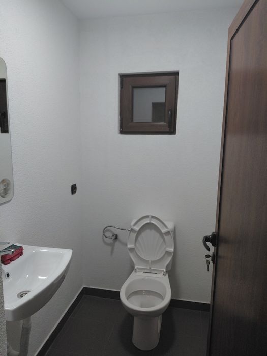 Къща с двор и гараж