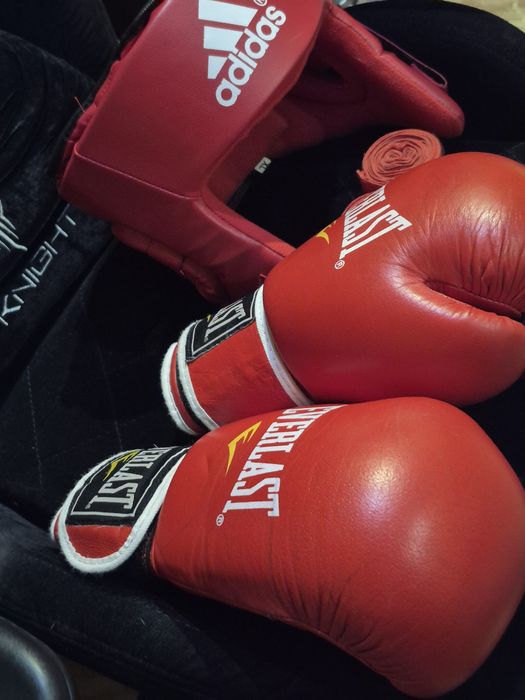 Перчатки,шлем,бинты для бокса