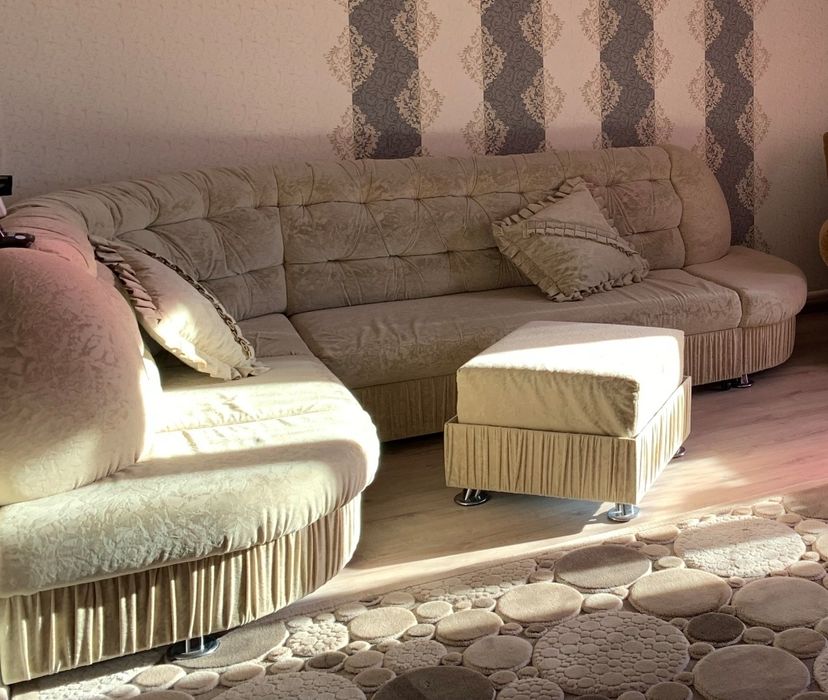 Продам угловой диван с пуфиком