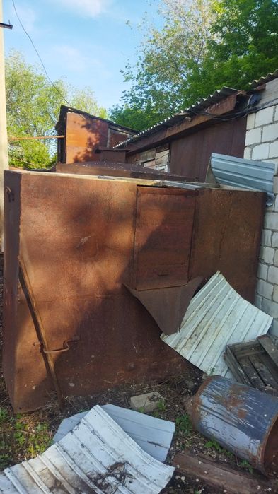 Железные емкости для сена,для зерна.