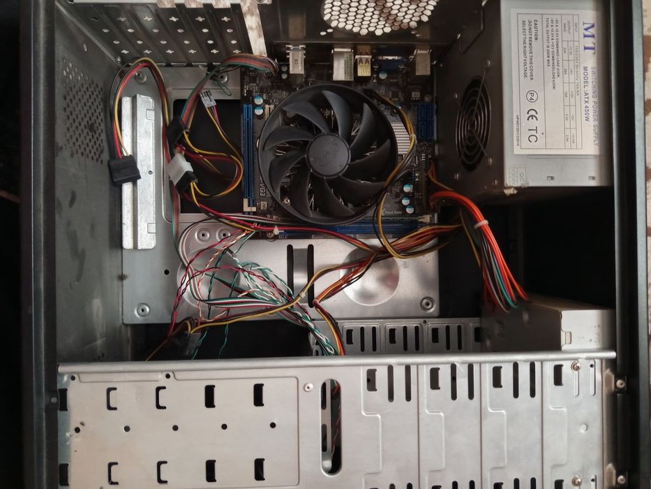 Мониторы SyncMaster B1930 и SyncMaster,,ПК,клавиатура.