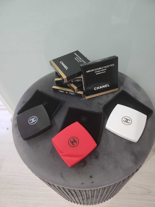 Oglinda de poseta compacta Chanel  accesoriu elegant