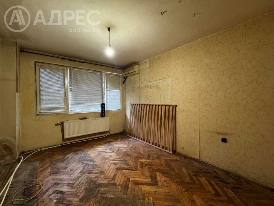 Двустаен апартамент, Център, 65 кв.м., ет. 1, тухла, за ремонт