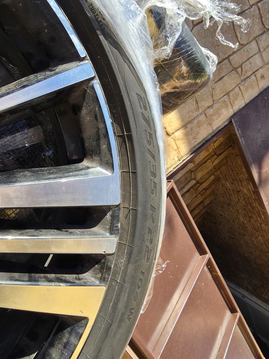 Jante 22" Originale Volvo XC90 (2020)
Anvelope Vara Pirelli P zero 275