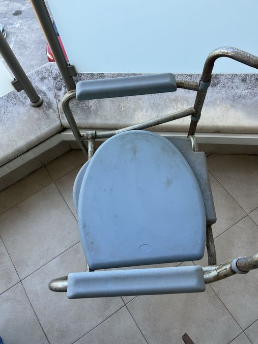 Стол тоалетна заптрудно подвижни хора