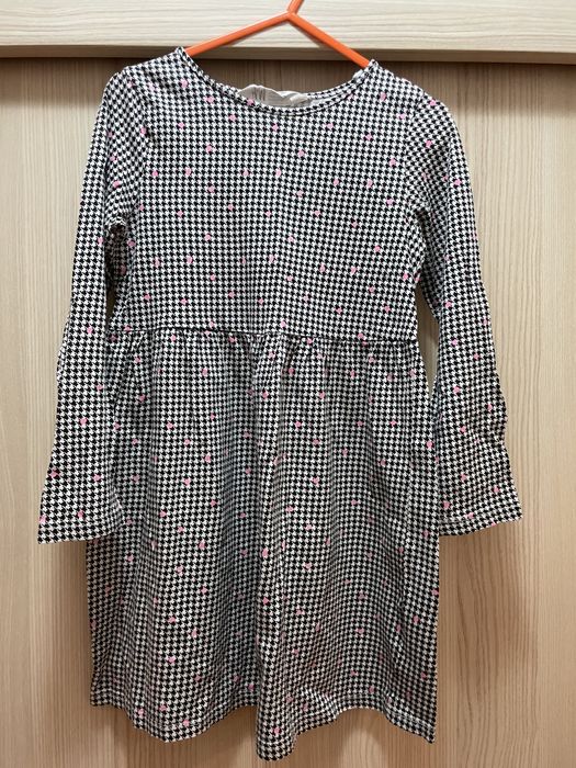 Rochie H&M 3-4 ani, carouri marunte, alb cu negru, si inimioare roz.
