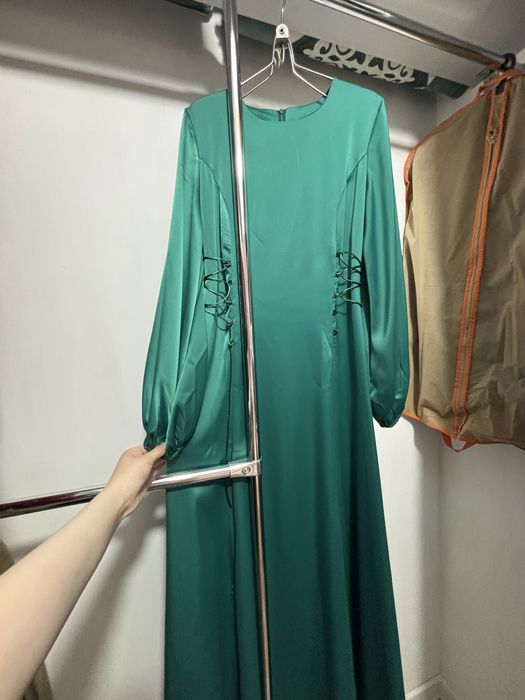 Платье изумрудное длинное