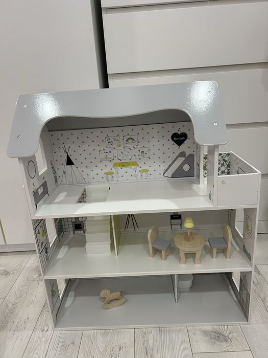 Дървена кукленска къща