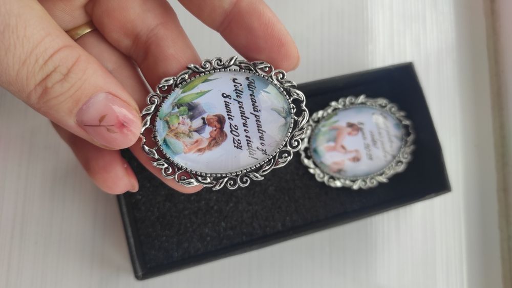 Broșe personalizate pentru buchetul miresei/nașei