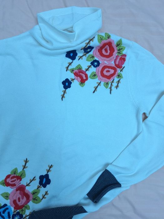 Pulover alb cu flori crosetate S/M