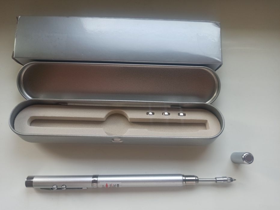 На день Учителя ручка указка 5в1 с лазером и фонариком в футляре