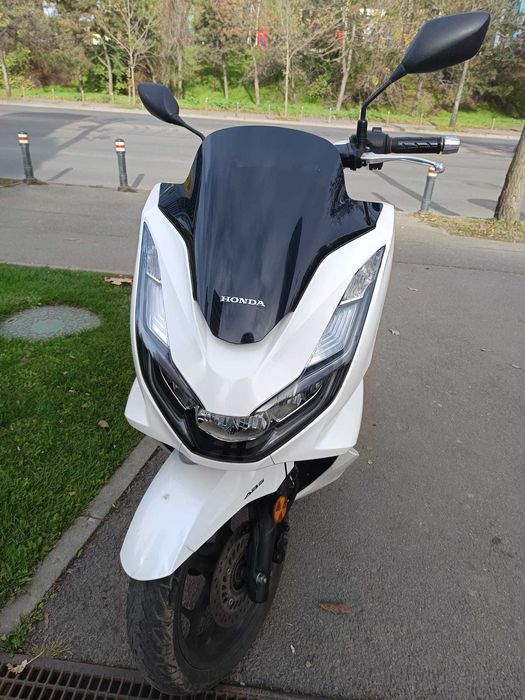 vand scuter HONDA PCX 125cmc 2023 alb 52000km