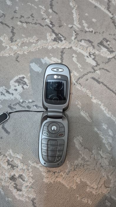 Телефон раскладушка LG KG220