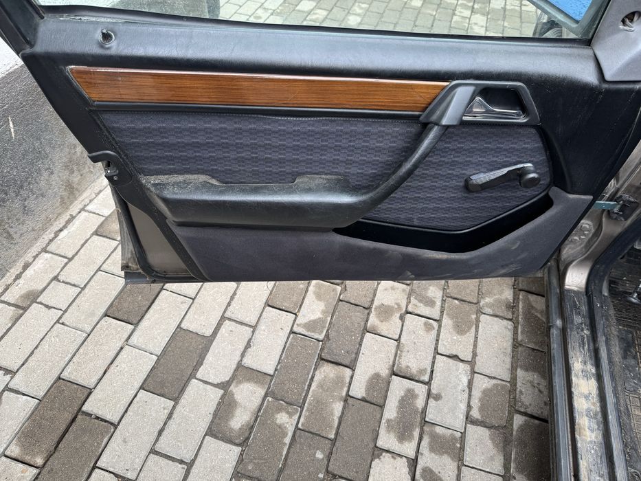 Продам обшивки мерседес 124
