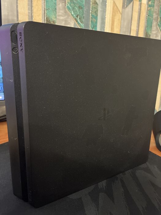 Продам ps4 slim.
