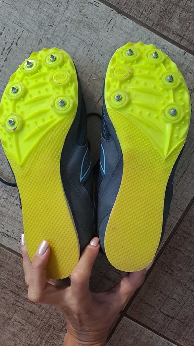 Vand adidasi pentru atletism,baieti