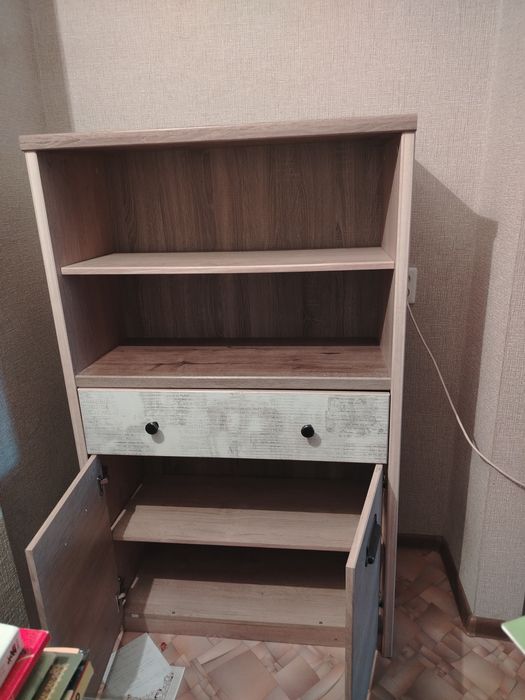 Стол, полка для книг