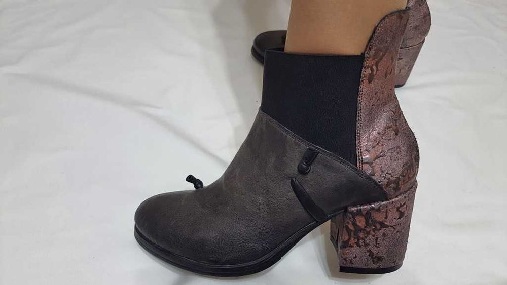 Botine envogue full piele de la PAPUCEI marimea 39, zero km