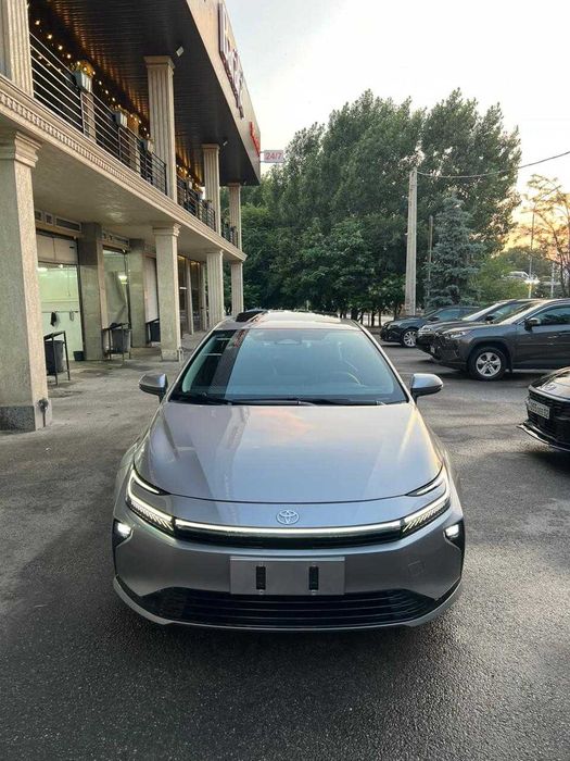Шикарная toyota corolla гибрид 2026