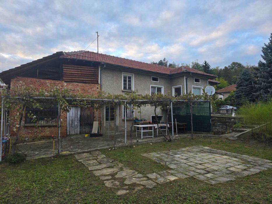 Къща с равен двор в село Поповци, Габрово