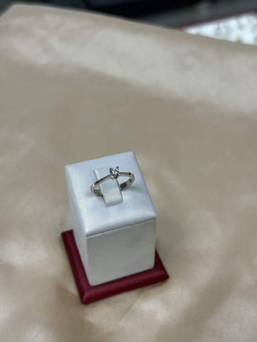 Золотое кольцо с бриллиантом