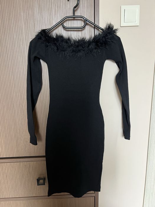 Черна рокля с паднало рамо