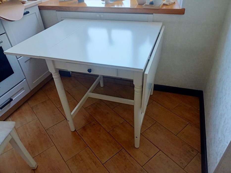 Стол обеденный белый