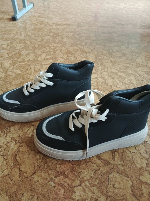 Женские кроссовки