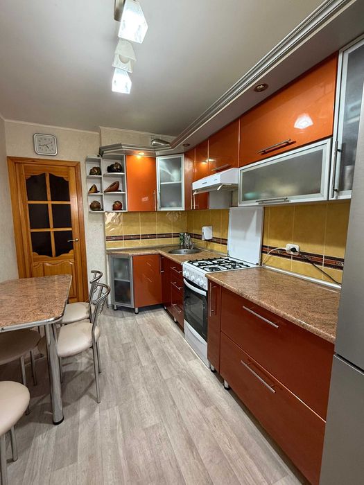 Продам 3 ком район школы милиции, ФМЛ, КЖБИ