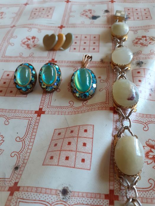 Бижутерия.  Гривна с хубави  камъни. Висулка с камък. И брожка.Има и о