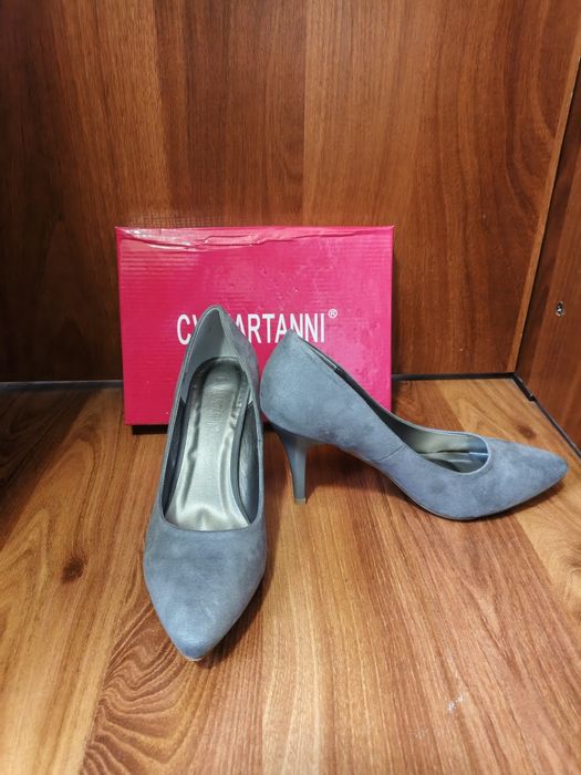 Женские, замшевые туфли на каблуке, новые.