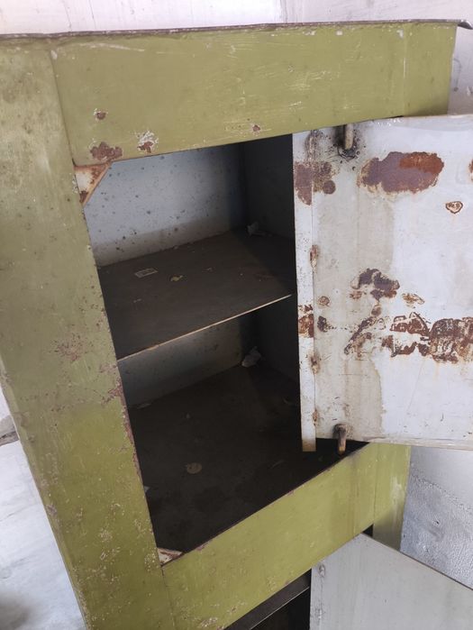 Сейф железный двухсекционный