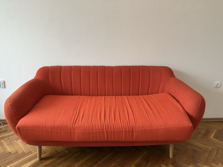 Стилен червен диван