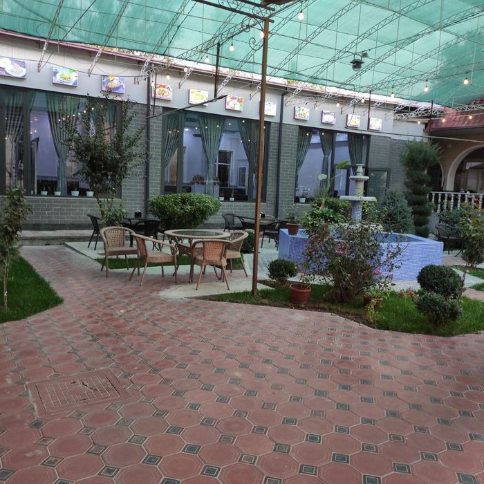 Чирчиқ шаҳри марказида ишлаб турган кафе сотилади.