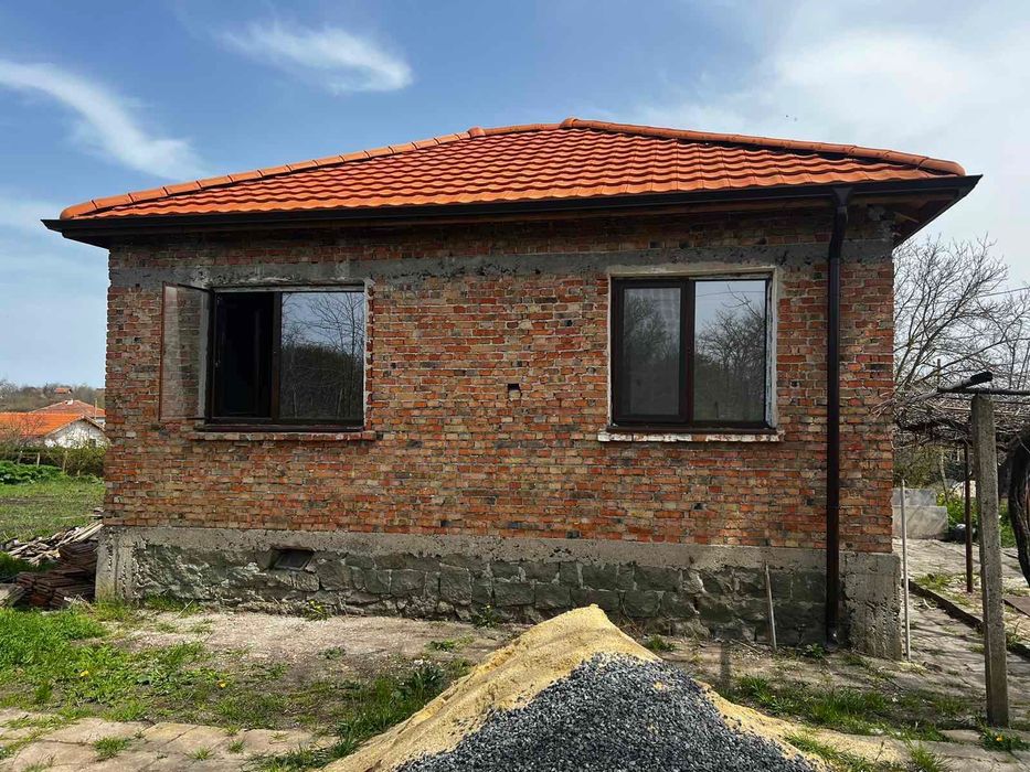 Двуетажна къща с двор в с.Ливада, до Бургас