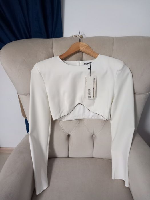 Bluza alba scurta cu umeri supradimensionați și pietricele mărimea M