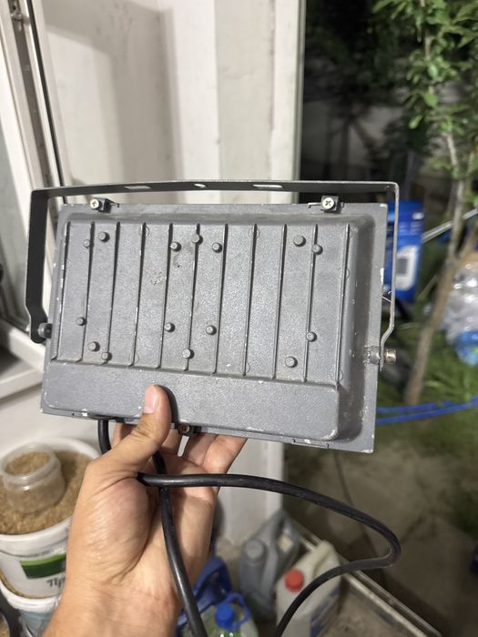 Прожетор 100W в рабочем состоянии