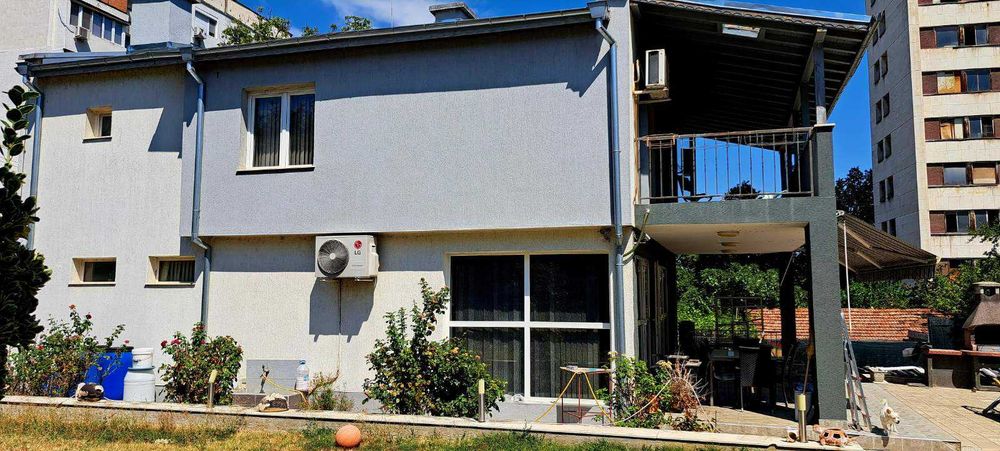 Масивна двуетажна къща в гр. Плевен