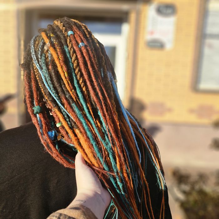 Вплетение дред, кос.