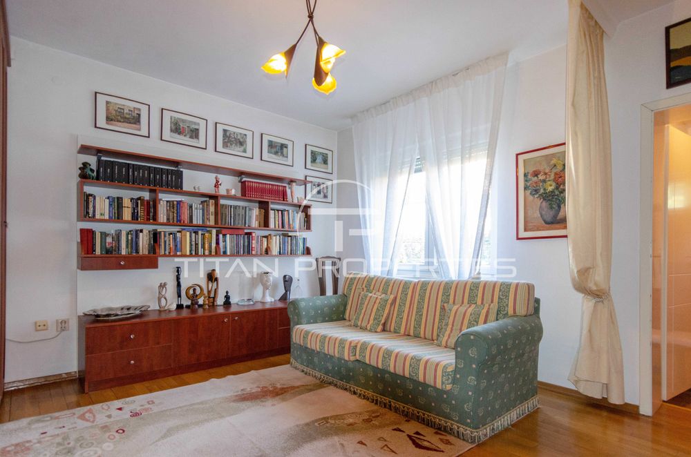 Триетажна къща с гараж в Кючук Париж