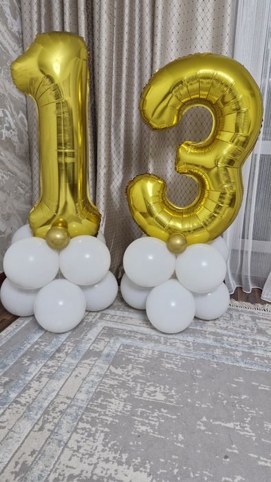Шары цифра 13 на стойке