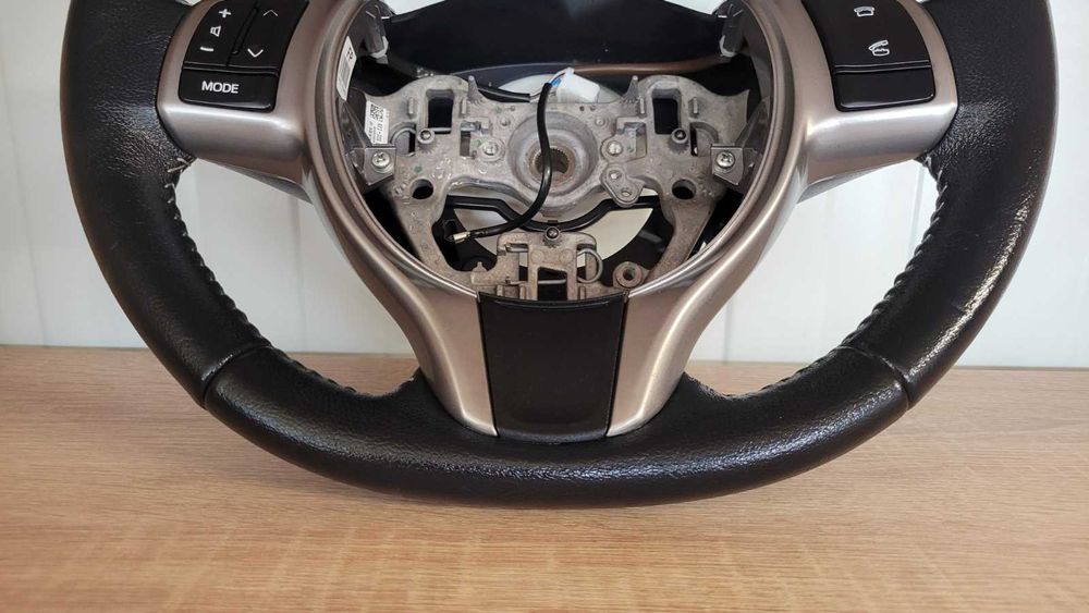 Продавам като нов кожен волан за Toyota Yaris 2011 - 2020