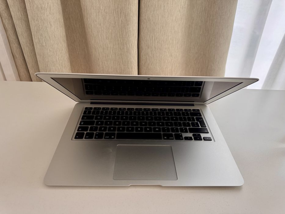 Vând MacBook Air 13” 2017 - i7, 8GB RAM, stare bună Bucuresti