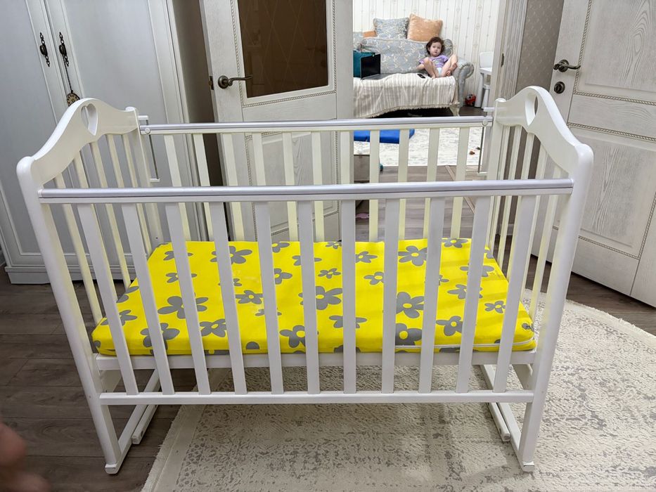 Продается детская кроватка-манеж с маятником