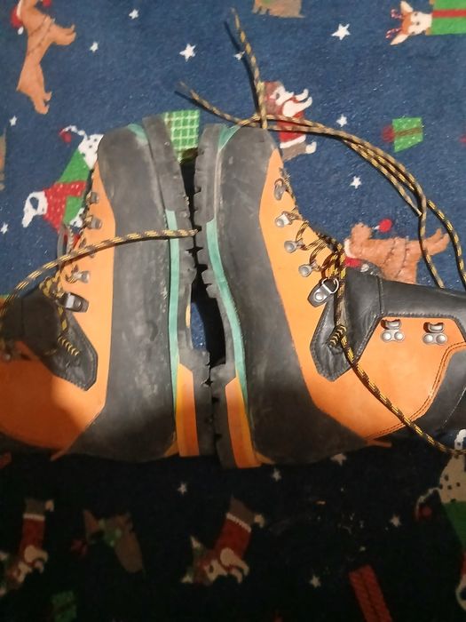 Bocanci de protecție cu bombeu metalic – aproape noi