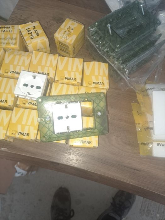 20 Prize,11 spoturi,10suporti priza,10 capace totul made in italy