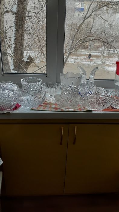 Хрустальные вазы и салатницы