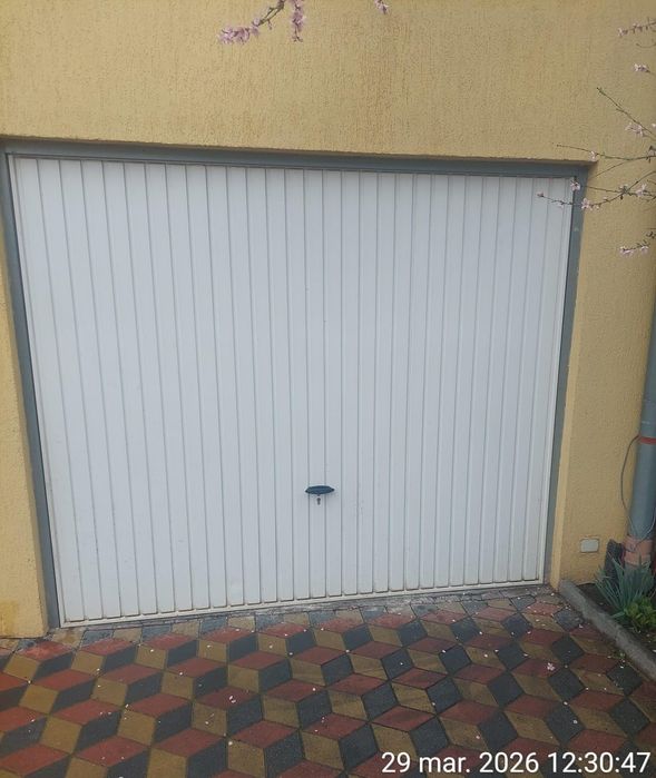 Vând ușa de garaj automatizata cu telecomanda